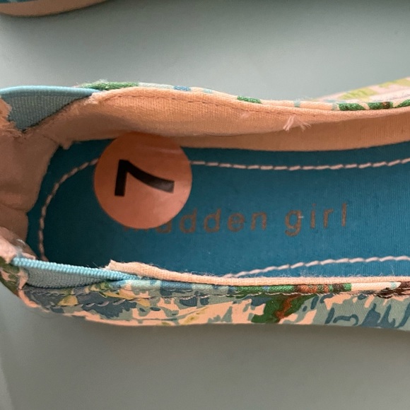 New Madden Girl Hawaiian Print Slip-On Flats - Picture 6 of 6